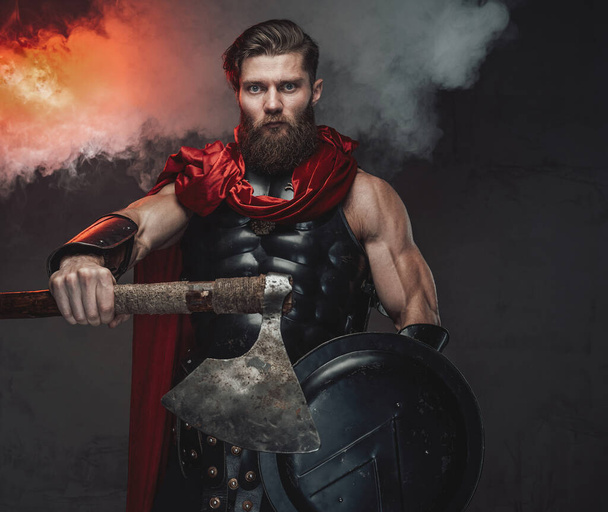 Combate muscular romano con hacha posando en habitación con humo - Foto, Imagen