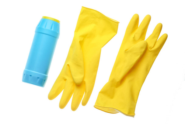 Temizlik için sarı lastik eldivenler, beyaz arka planda izole edilmiş bir şişe deterjan. - Fotoğraf, Görsel