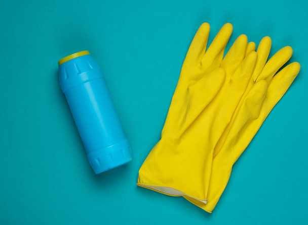 Botella para limpiar, guantes sobre fondo azul. Vista superior. Minimalismo - Foto, Imagen