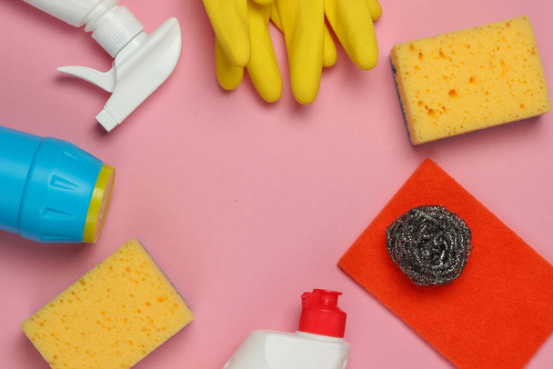 Pembe pastel arka planda evi temizlemek için bir dizi ürün. Üst Manzara. Boşluğu kopyala - Fotoğraf, Görsel