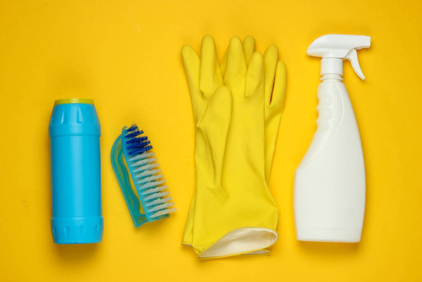 Set di prodotti per la pulizia della casa su sfondo giallo. Vista dall'alto. - Foto, immagini