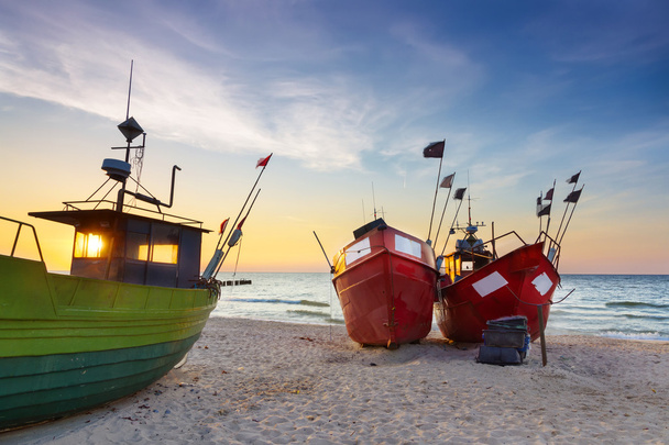 Visites de Pologne. Coucher de soleil sur la mer Baltique avec bateaux de pêche
. - Photo, image