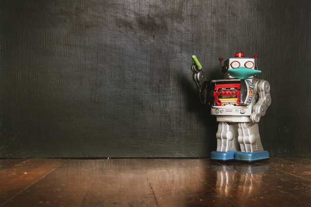 retro robot učitel a jeho tabule - Fotografie, Obrázek