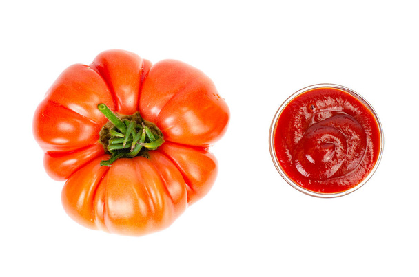 Tomates frescos y ketchup en forma de vidrio. Estudio foto - Foto, Imagen