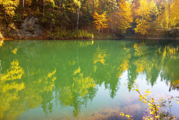 En la orilla de un lago en otoño, tranquilidad fondo de la naturaleza - Foto, Imagen