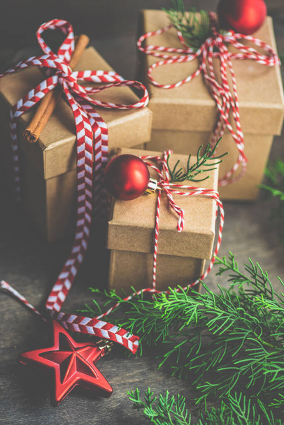 Χριστουγεννιάτικη κάρτα έννοια με κουτιά δώρο διακοσμημένα με κορδέλα και μπιχλιμπίδια - Φωτογραφία, εικόνα