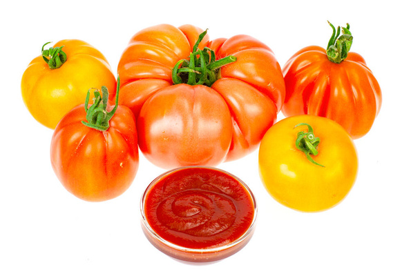 Tuoreet tomaatit ja ketsuppi lasimuodossa. Studiokuva - Valokuva, kuva