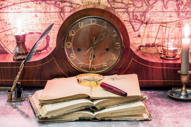 natürmort saat ve antika kitaplar eski bir dünya haritasında - Fotoğraf, Görsel