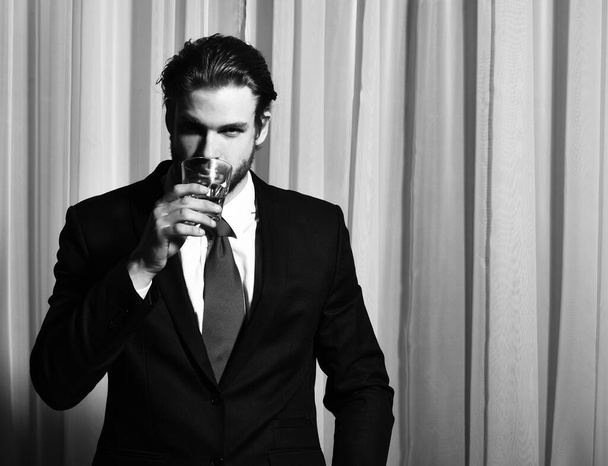 bearded man, businessman with glass of whiskey - Фото, зображення