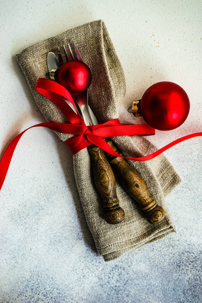 Platillo vacío con decoración festiva y cubiertos en la mesa para la cena de Navidad - Foto, imagen