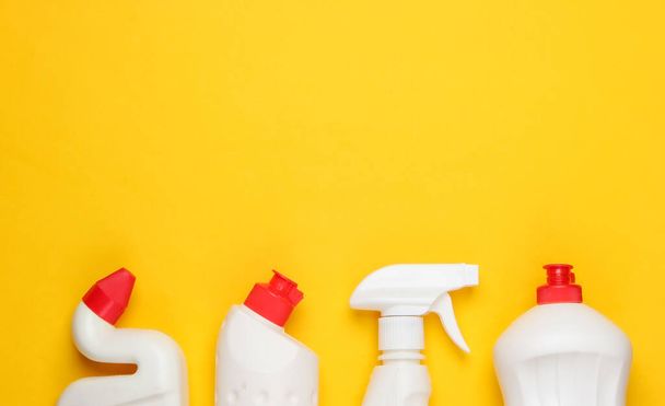 Sarı arka planda bir şişe deterjan. Ev temizliği konsepti. Minimalizm. Üst Manzara. Boşluğu kopyala - Fotoğraf, Görsel