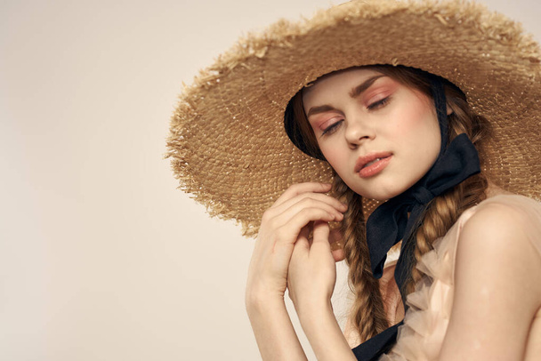 素敵な女の子の藁帽子で黒リボンとドレス上のライトバックロマンスモデル楽しい感情 - 写真・画像