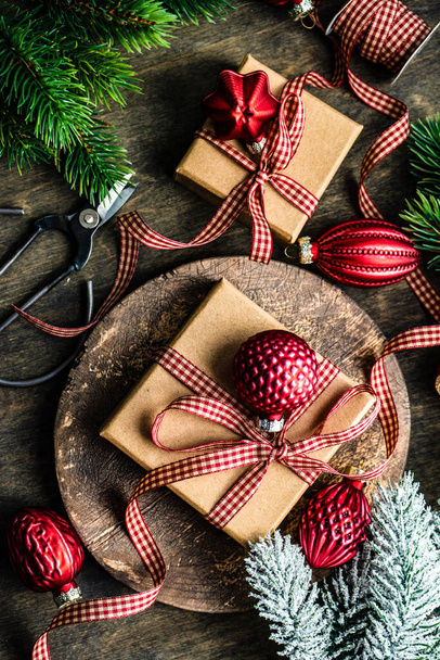 Koncept Vánoční přání s dárkovými krabicemi zdobenými stuhou a cetkami - Fotografie, Obrázek