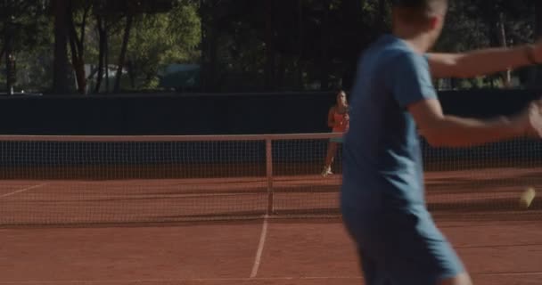 昼間にテニスをしている数人のスポーツマンが   - 映像、動画