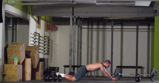 Fitness mies koulutus CrossFit kuntosalilla - Materiaali, video
