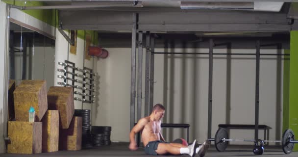 Fitness άνθρωπος κατάρτισης CrossFit στο γυμναστήριο - Πλάνα, βίντεο