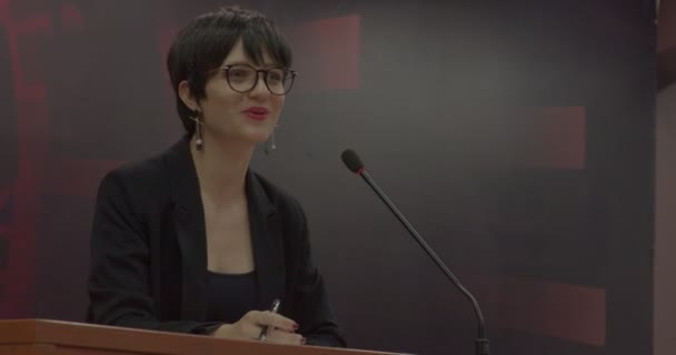 Une jeune femme signe des documents dans la salle de conférence - Séquence, vidéo
