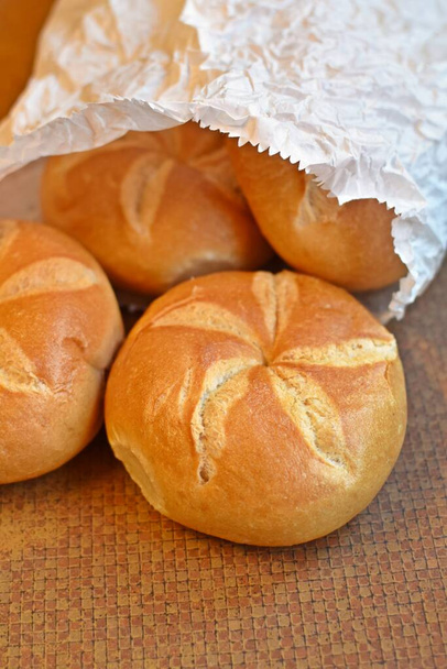 vers gebakken brood in papieren zak - Foto, afbeelding