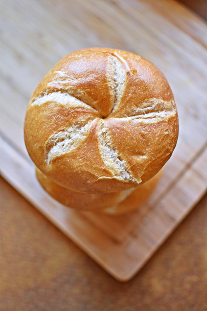 vers gebakken brood op houten tafel - Foto, afbeelding