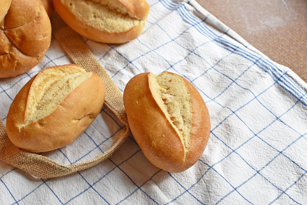 свежий хлеб на столе - Фото, изображение