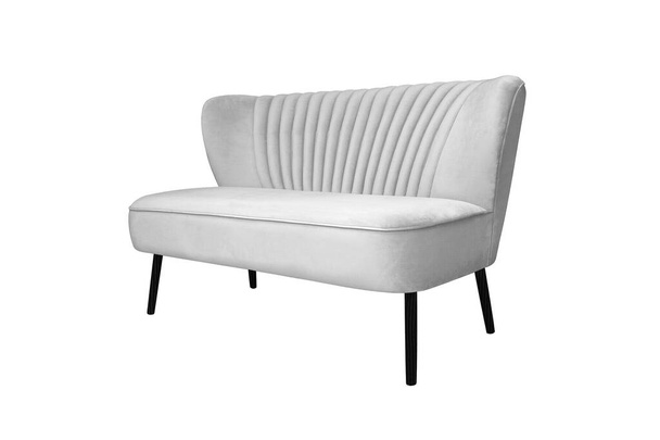 Stilvolles weißes Stoffsofa mit Holzbeinen auf weißem Hintergrund. Modisch komfortable Einzelmöbel. Samtsofa. Luxus-Couch Seitenansicht. Innenraum. Möbelserie - Foto, Bild