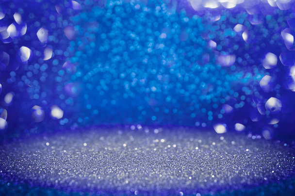 Μπλε και ασημένια φώτα αναβοσβήνει bokeh φόντο. Αφηρημένο φόντο glitter με επιλεκτική εστίαση. Αποεστιασμένα φώτα bokeh. Εκδήλωση εορτασμού - Φωτογραφία, εικόνα