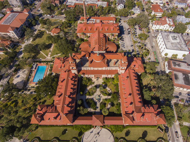 Вид с воздуха на Понс-де-Леон-Холл колледжа Флаглера в Сент-Огастин, Флорида, США. Зал Понсе-де-Леон в стиле испанского колониального возрождения является национальной исторической достопримечательностью США. - Фото, изображение