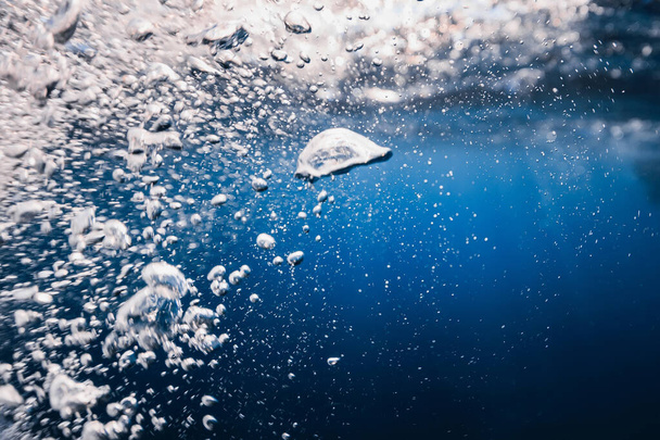 Burbujas submarinas textura en el océano azul. Burbujas de aire en el mar tropical con luz solar.  - Foto, Imagen