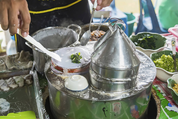 Foco seletivo de bolinhos de arroz cozidos no vapor tailandês ou khao kriap pak maw é reboque lanches populares e exclusivos de comida de rua tailandesa. - Foto, Imagem