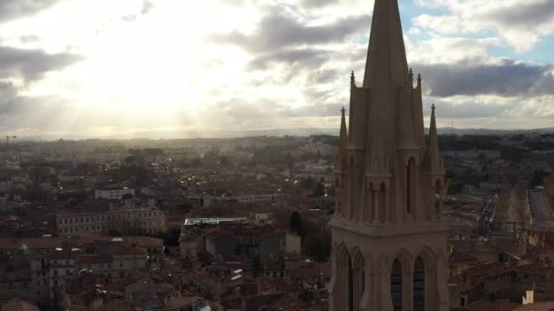 Verbazingwekkende filmische opname van de kerk Sainte Anne in Montpellier bewolkte zonsondergang - Video