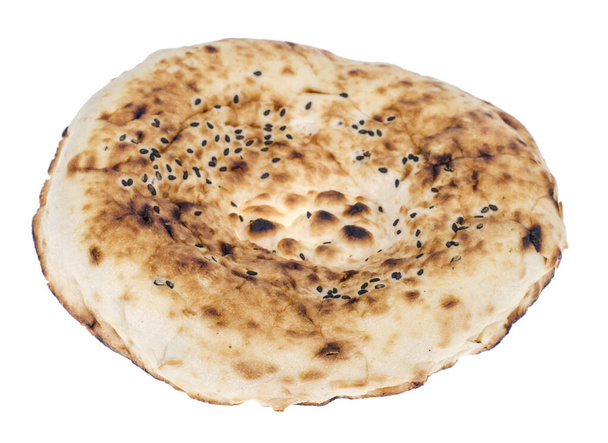 Tandoor lapos kenyér szezámmaggal, fehér háttérrel. Stúdió Photo - Fotó, kép