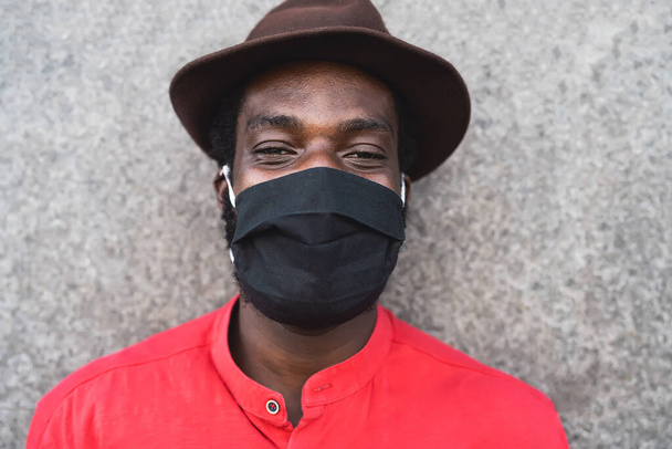 Afrikaanse modeman draagt gezicht zwart masker om te voorkomen dat corona virus verspreid - Foto, afbeelding