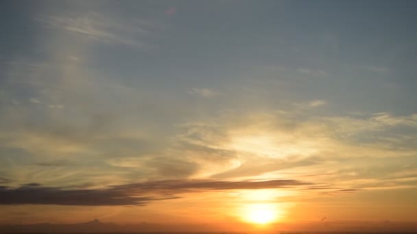 Zeitraffer Sonnenuntergang und wunderschöne Dämmerung flauschigen Sturm bewölkt blauen und gelben Himmel reibungslos fließenden fantastischen Geist. Guten Abend und ein schönes Tageskonzept - Filmmaterial, Video