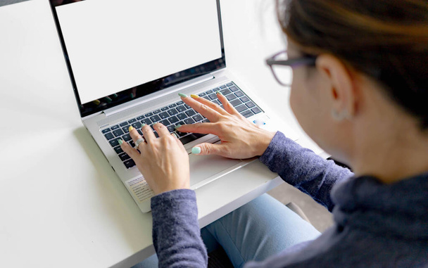Reklam metni için beyaz arkaplanı olan boş ekran bilgisayarı, ofis masasında laptoplu bilgisayarla çalışan el kadını iş bağlantıları ile ilgili bilgi. Pazarlama ve yaratıcı tasarım - Fotoğraf, Görsel
