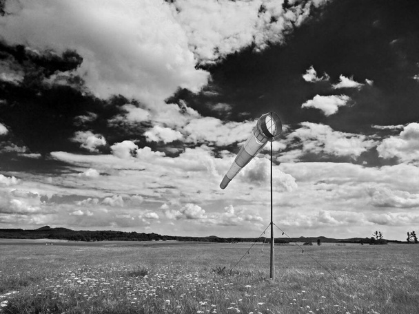 Zomer hete dag op sport luchthaven met bewegende windsok,  - Foto, afbeelding