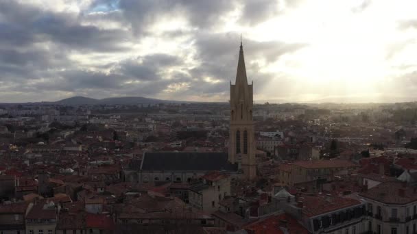 Bela luz drone cinematográfico disparado sobre a igreja Sainte Anne em Montpellier - Filmagem, Vídeo