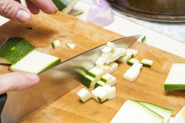 koken komkommer knippen  - Foto, afbeelding