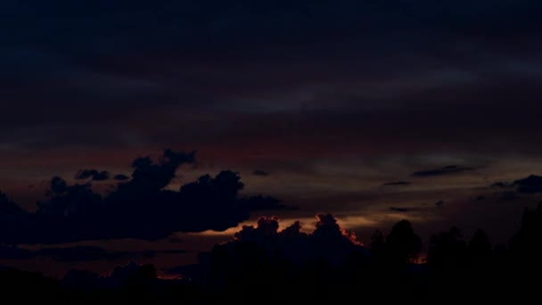 Time lapse zonsondergang en prachtige schemering pluizige storm bewolkt blauw en gele hemel soepel stromend naar fantastische geest. Rainny goede avond en hebben een mooie dag concept - Video