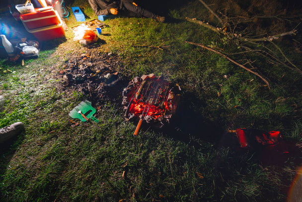 野菜のグリル。キャンプで料理。熱、石炭や火花の多く。夏の夜。ハイキング中の夕食。食と観光のコンセプト - 写真・画像