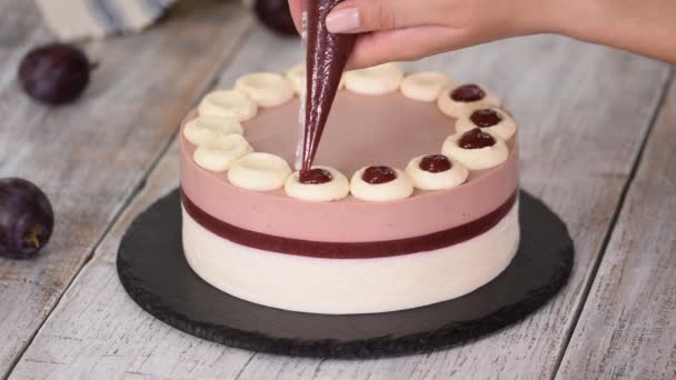 Banketbakker versierde een heerlijke pruimenmuizencake met jam. - Video