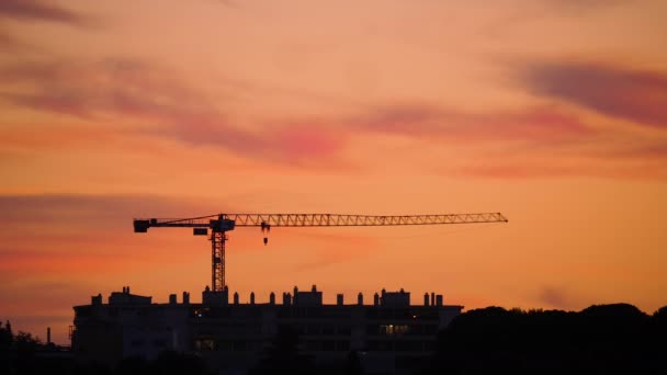 Günbatımında inşaat vinçleri Montpellier binaları Fransa turuncu gökyüzü Fransa - Video, Çekim