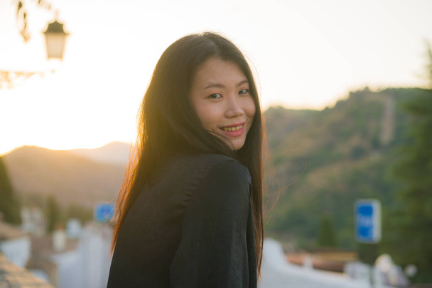 lifestyle portrait of young beautiful and happy Asian Japanese tourist woman having Summer holidays in Europe enjoying cheerful visiting beautiful Alhambra of Granada in Spain - Foto, Bild