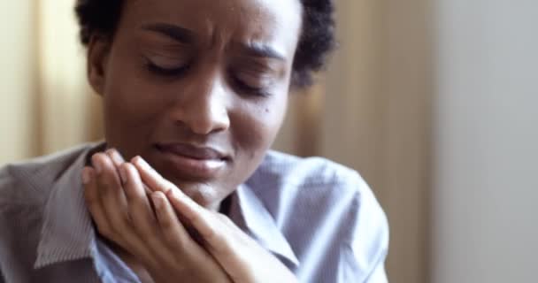 Close-up portret van vrouwelijk gezicht met droevige uitdrukking, afro-Amerikaanse vrouw huilen sluit haar mond met haar handen voelt verdriet verdriet hopeloosheid, slechte stress lijdt pijn van verlies, concept van falen - Video