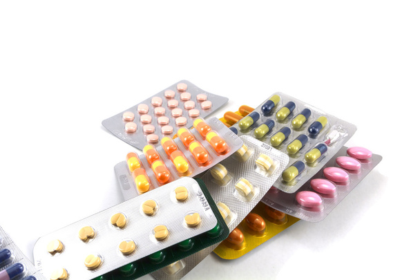 Geneesmiddelen op witte achtergrond - Foto, afbeelding