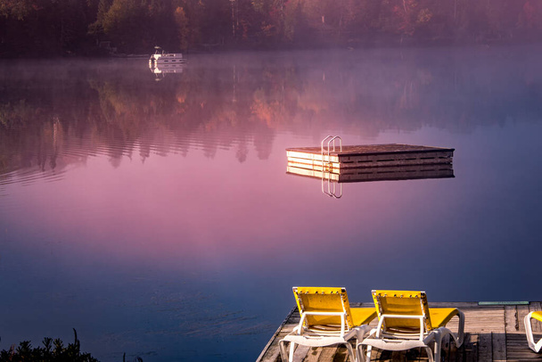 Lac-Superieur rıhtımının manzarası, sisli bir sabah, Laurentides, Mont-Titrek, Quebec, Kanada - Fotoğraf, Görsel