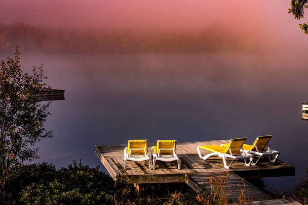 vista de un muelle de barco el Lac-Superieur, mañana brumosa con niebla, en Laurentides, Mont-tremblant, Quebec, Canadá - Foto, Imagen