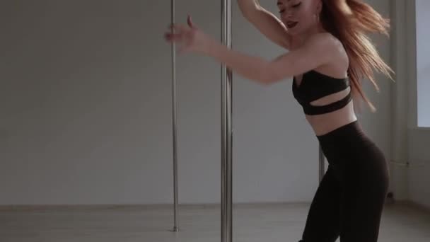 Mujer en forma bailando danza erótica en estudio - Imágenes, Vídeo