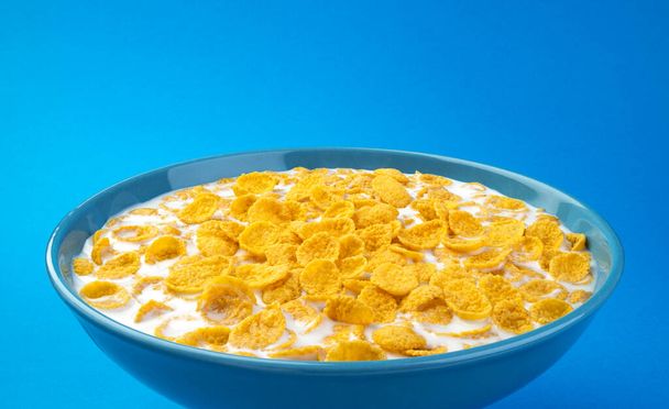 Copos de maíz con leche, tazón de desayuno de cereales - Foto, Imagen