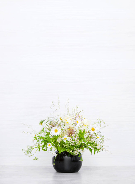 Bouquet of wildflowers. Beautiful daisies. - Foto, Imagen