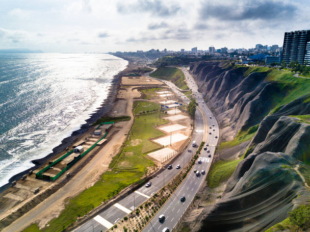 Imagen aérea realizada con dron de Lima Perú. Playa, acantilado y edificios modernos. Parques y zona deportiva. - Foto, Imagen